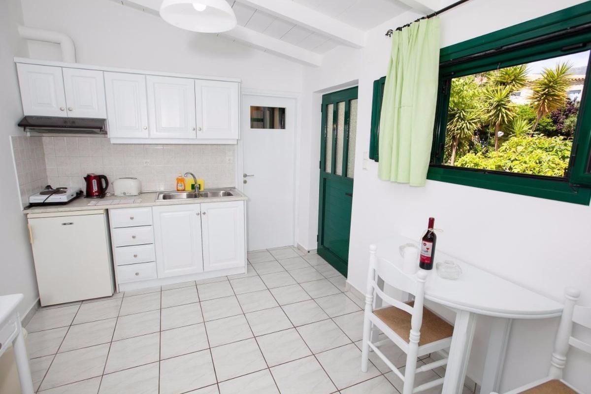 Athina Apartments Stoúpa エクステリア 写真